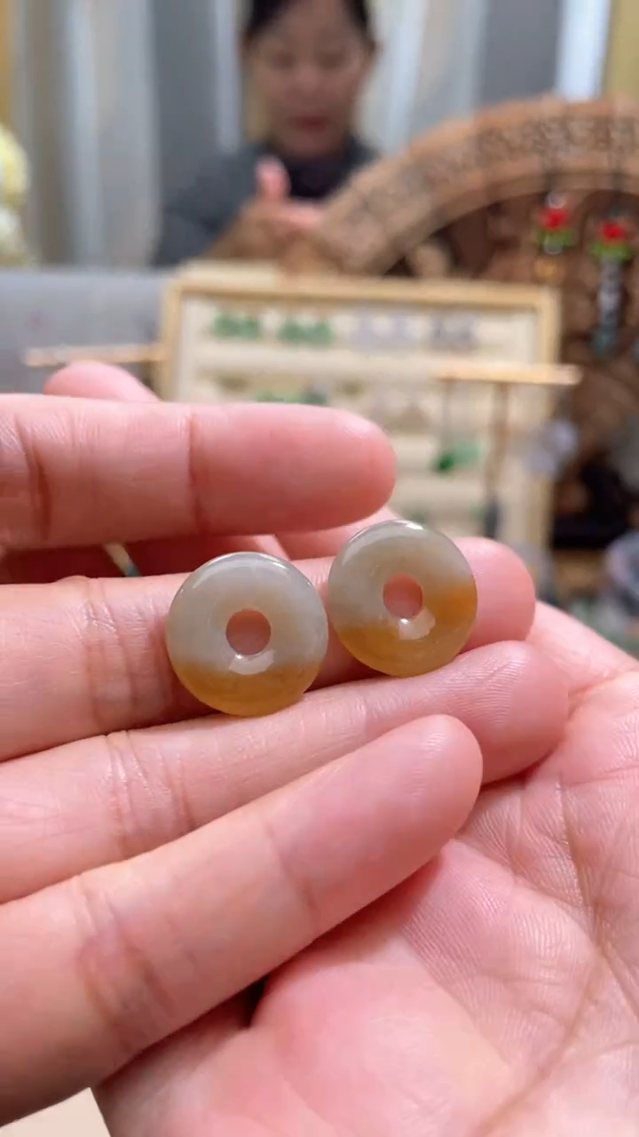 【闪购商品】翡翠颈饰未镶嵌甜甜圈一对