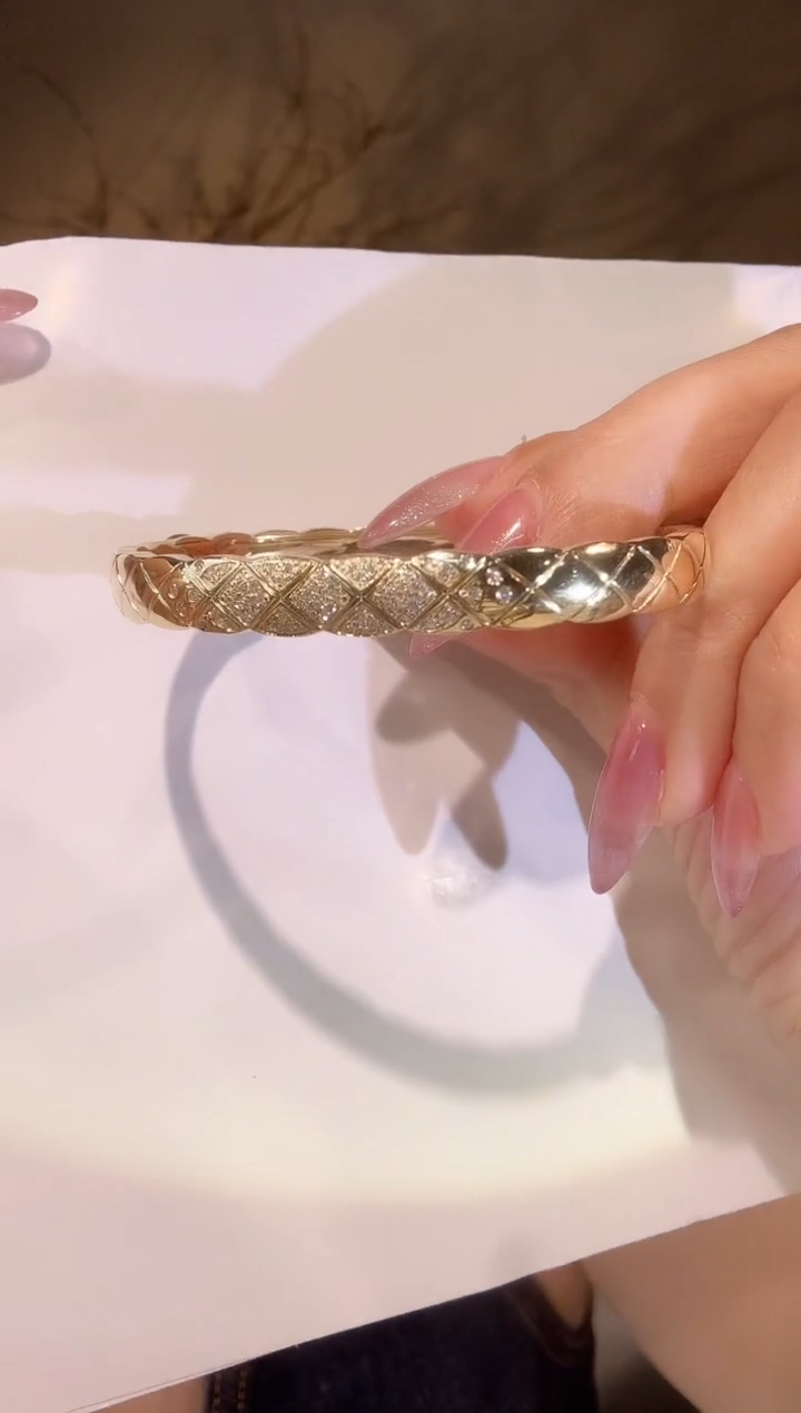 【闪购商品】钻石手镯18K金镶嵌半钻菱格手镯（48小时鉴赏期）