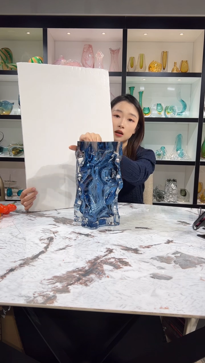 设计师款蓝色花瓶