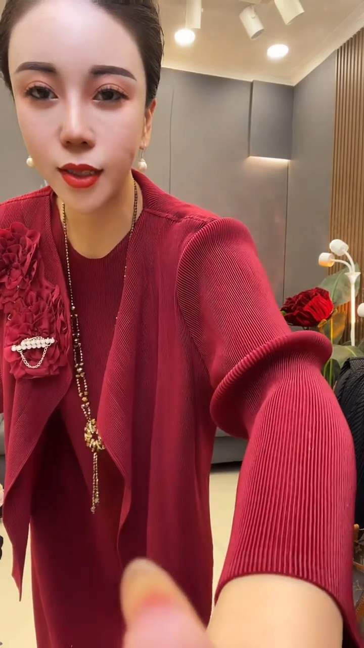 聚酯纤维（涤纶）红色盘花裙