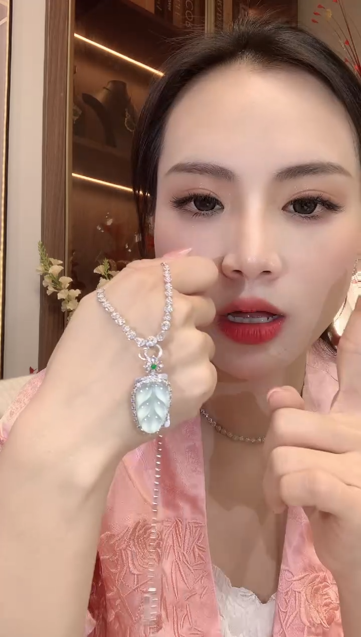 【闪购商品】翡翠吊坠(不含链)18K金镶嵌D2