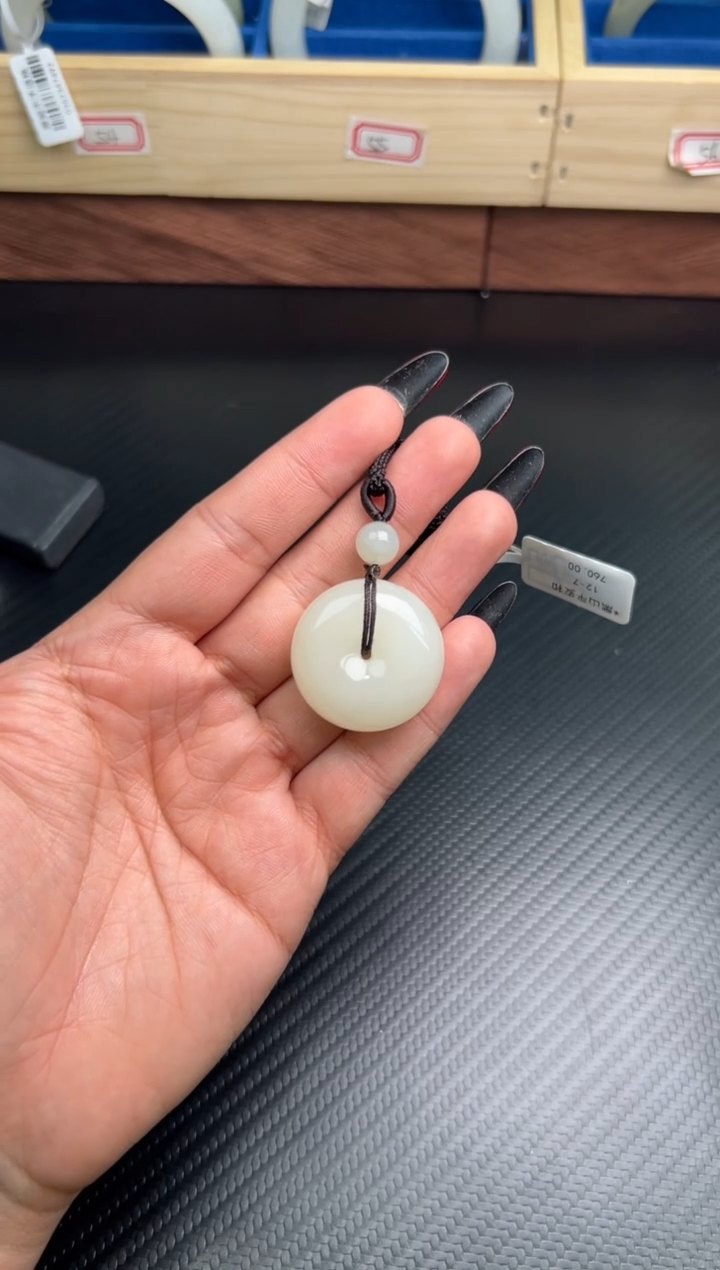 吊坠(赠链)未镶嵌和田玉黑山微色差