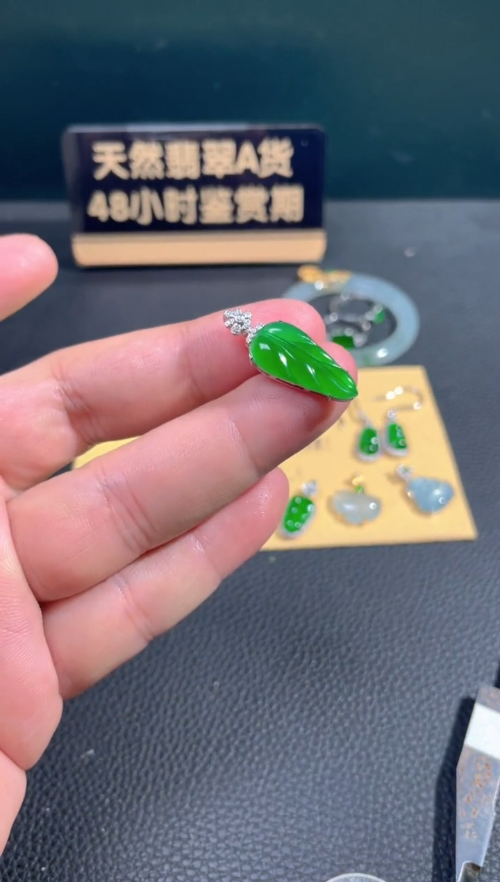 【闪购商品】翡翠颈饰18K金镶嵌翡翠