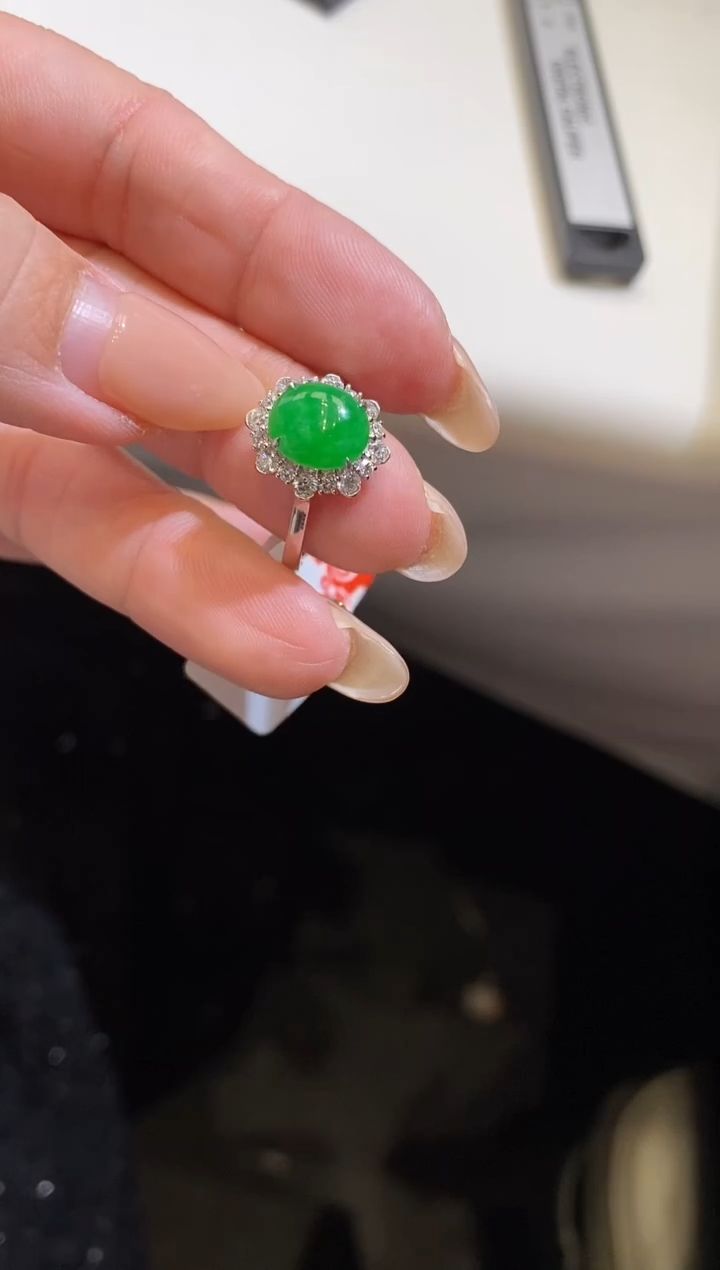 18K金镶嵌戒指翡翠戒指