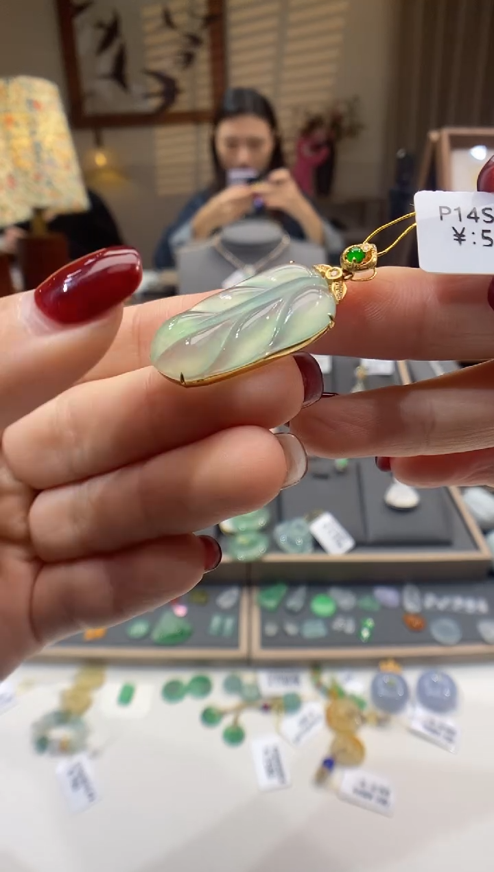 【闪购商品】翡翠颈饰18K金镶嵌叶子