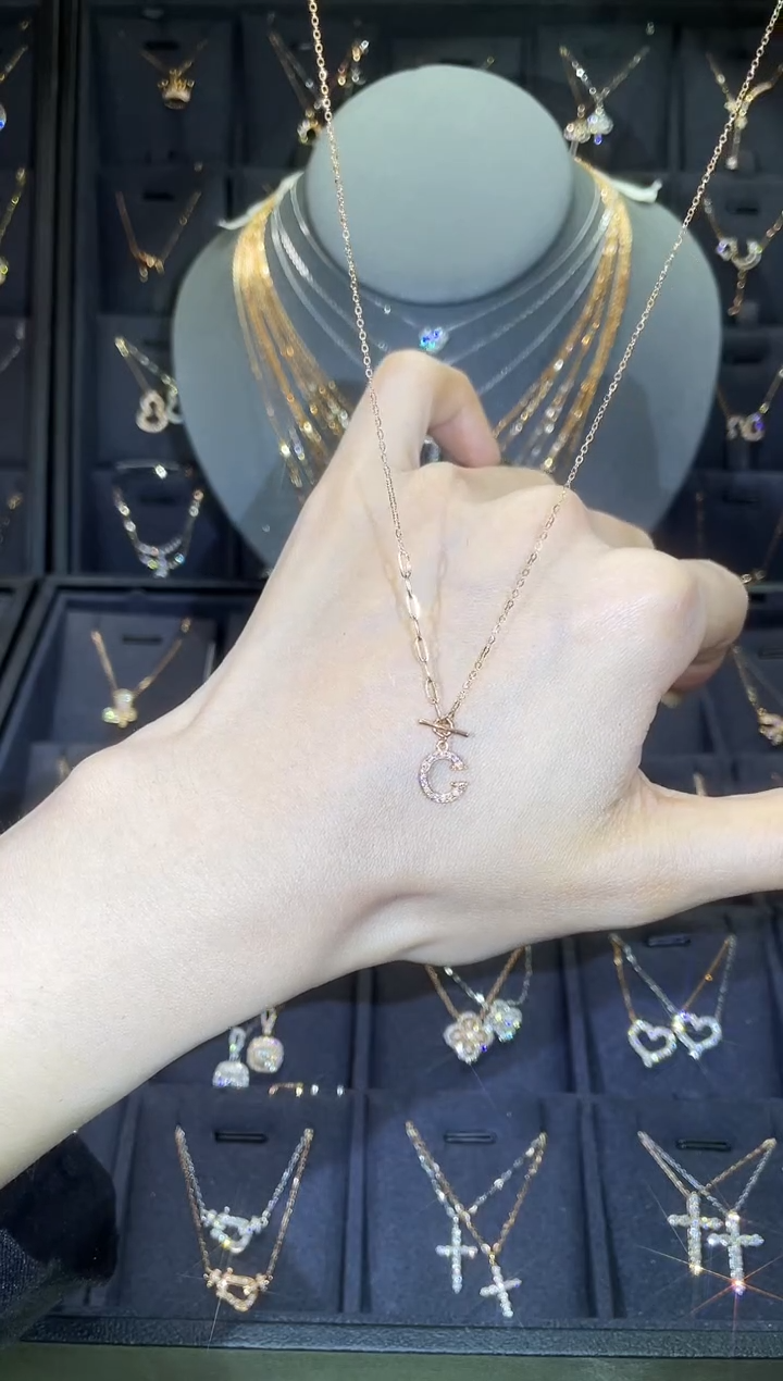 【闪购商品】钻石套链18K金镶嵌18K金玫 多人 字母C