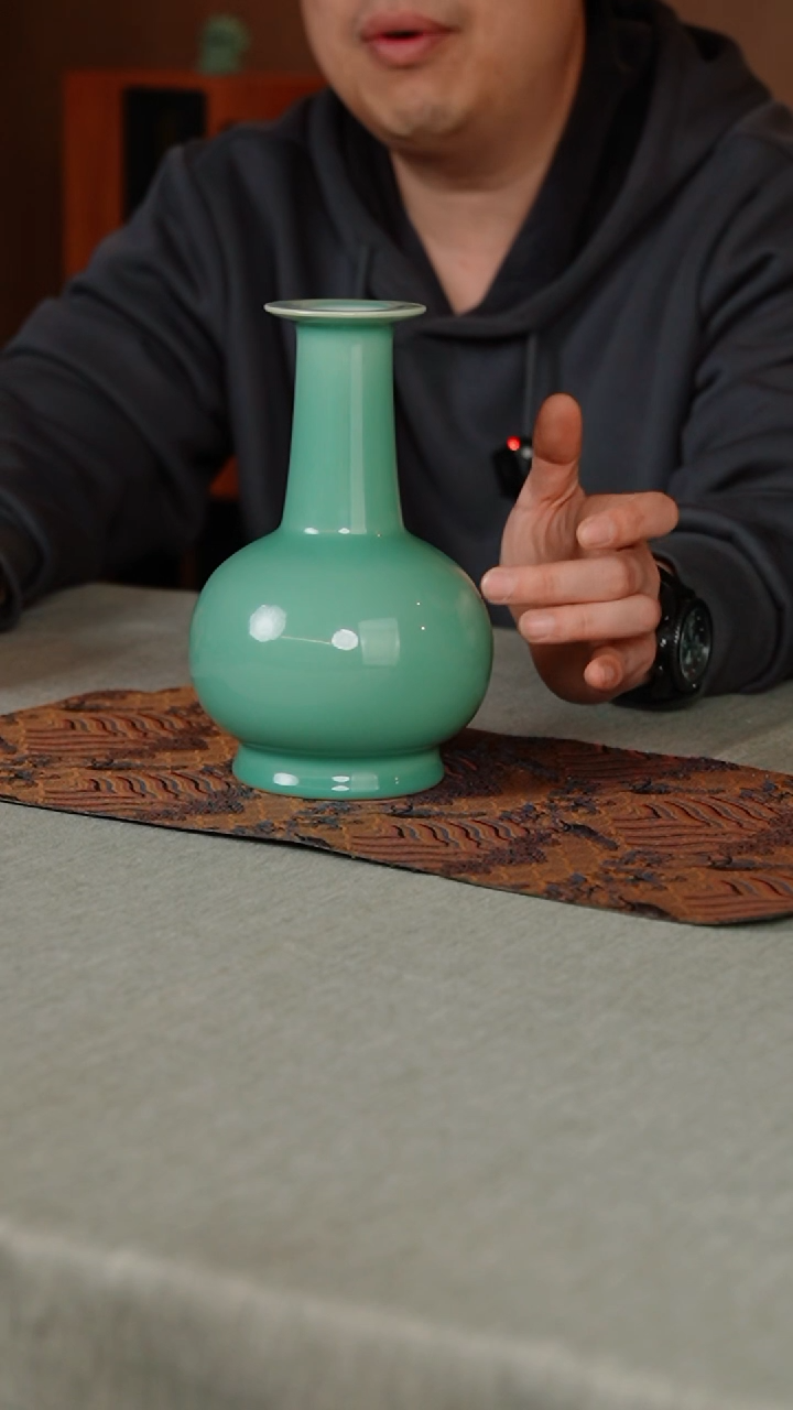 【闪购商品】185-1长颈鼓腹瓶（梅子青）