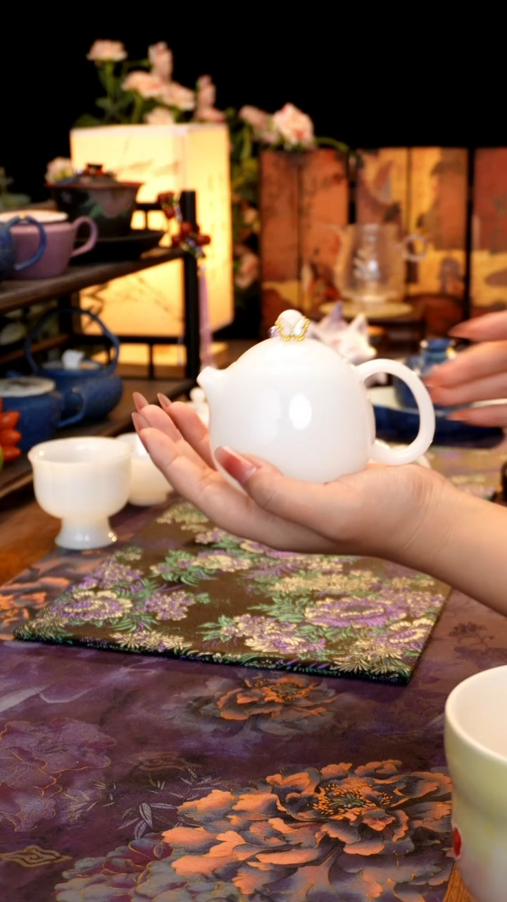 白璞玉龙蛋壶······