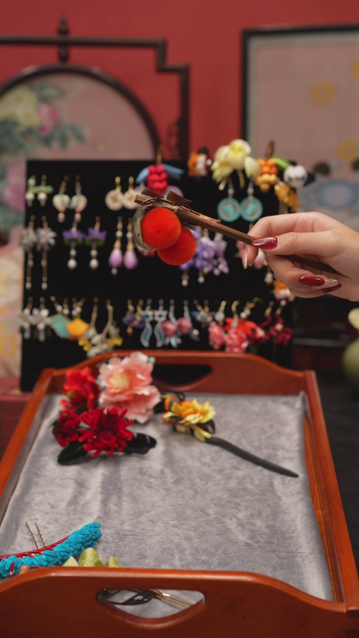 刺绣非遗绒花手工饰品