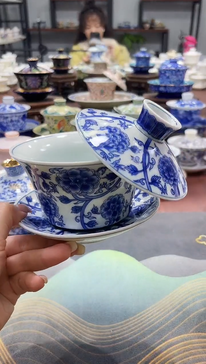 【闪购商品】320釉下彩仿古青花缠枝莲盖碗