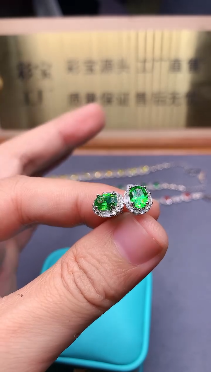 【闪购商品】石榴石（沙弗莱）耳饰银S925镶嵌........