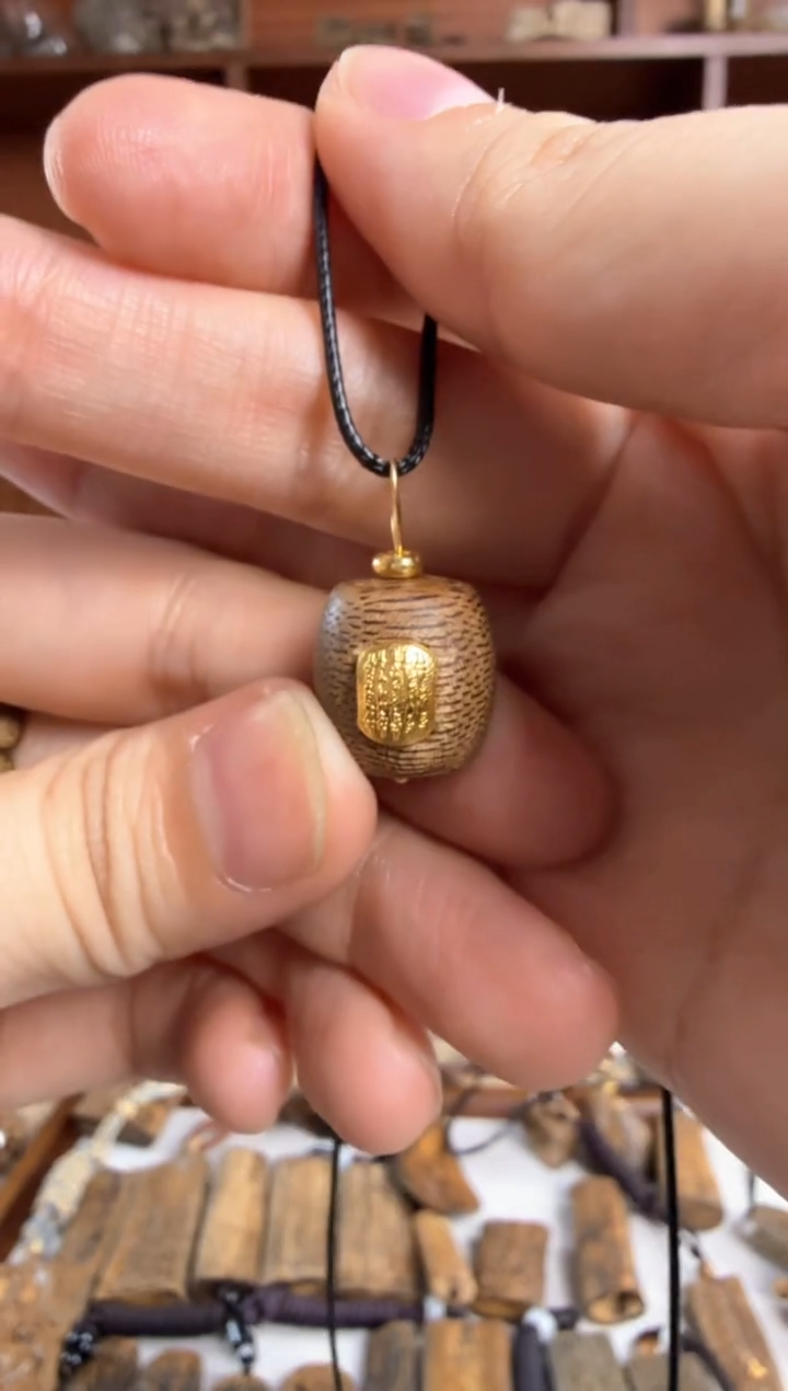 沉香吊坠奇楠沉香金莎叶鼓珠吊坠一个