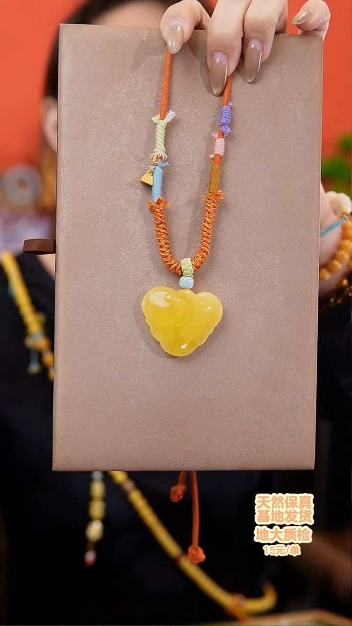 未镶嵌颈饰琥珀颈饰