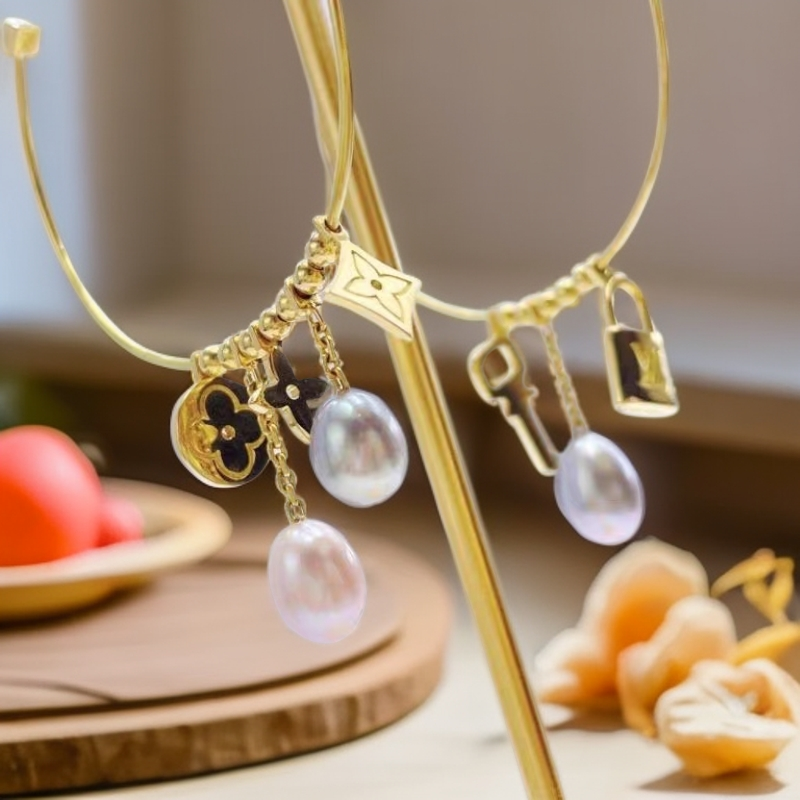 99新 LouisVuitton/路易威登  锁型钥匙老花吊坠耳圈 W53655（Q）