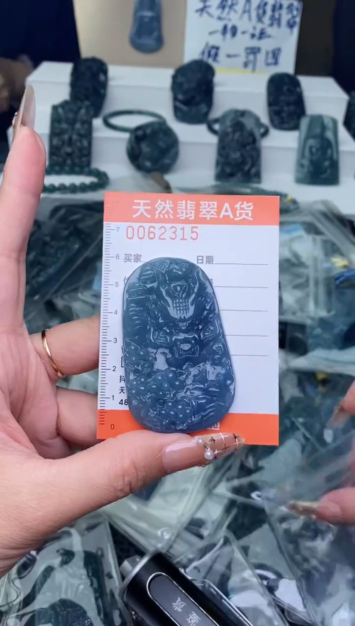 翡翠未镶嵌颈饰··········