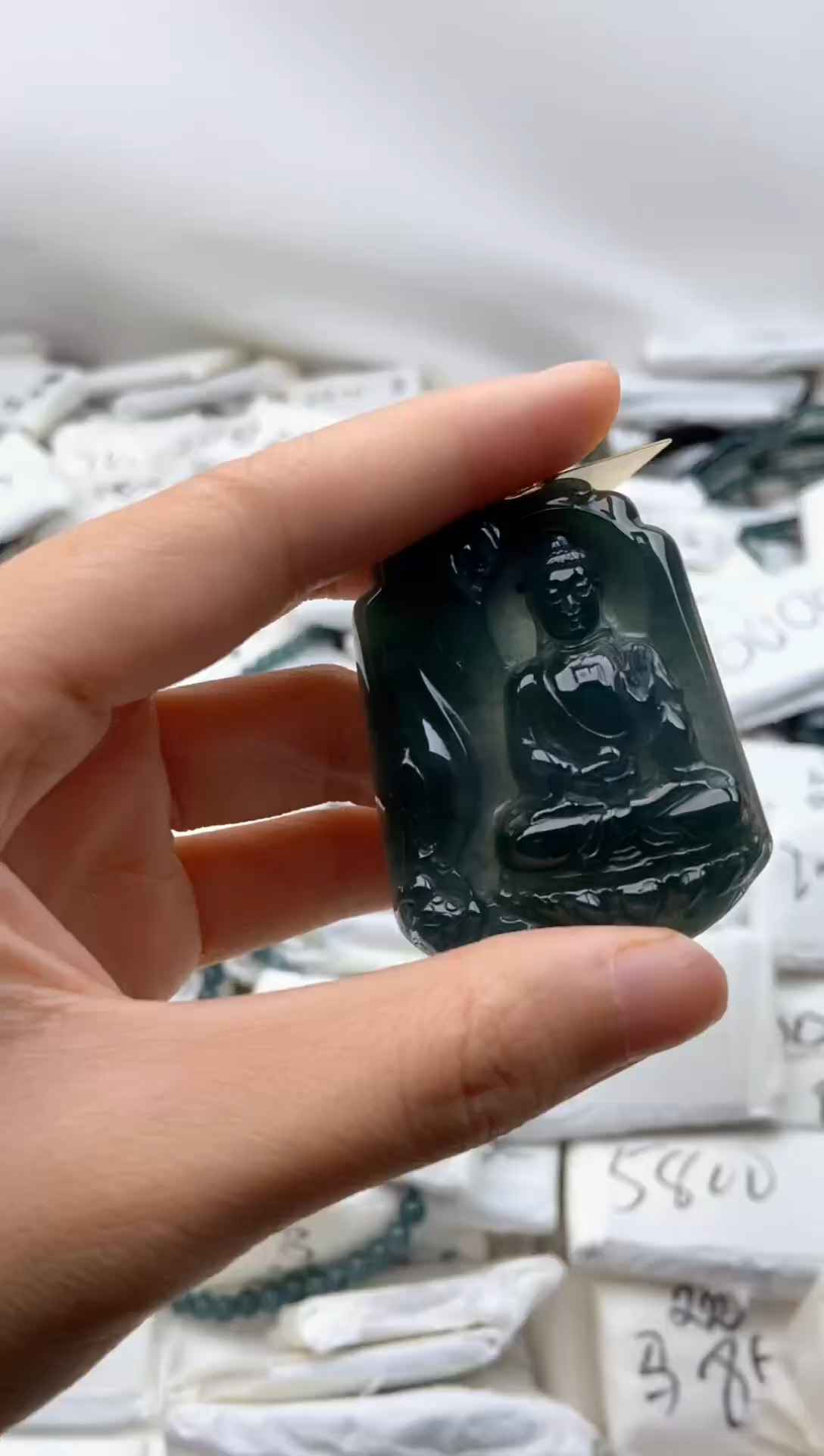 翡翠未镶嵌颈饰阿弥陀佛