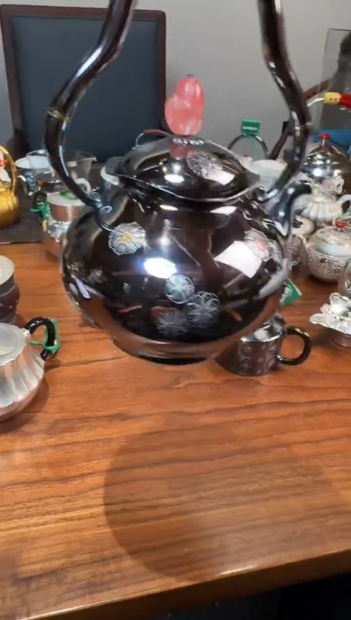 -手敲錾刻玄紫嵌金皮球花宫灯提梁煮水壶
