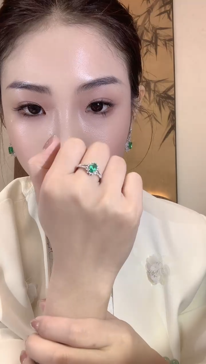 【闪购商品】祖母绿戒指18K金镶嵌D25