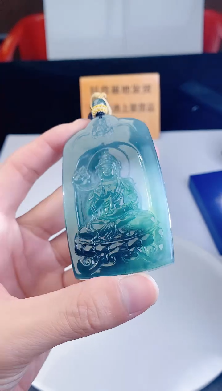 颈饰未镶嵌翡翠  