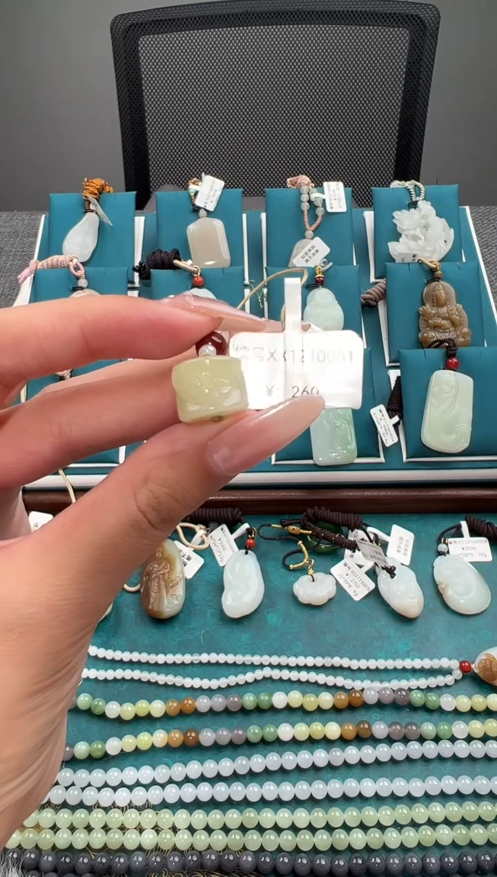 颈饰未镶嵌和田玉吊坠 XX