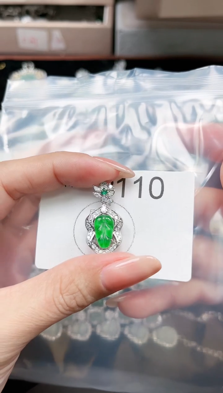 【闪购商品】翡翠颈饰未镶嵌赠皮绳110