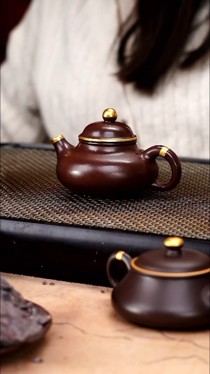 茶壶紫砂四号井茄皮紫泥描金薄胎容天130cc