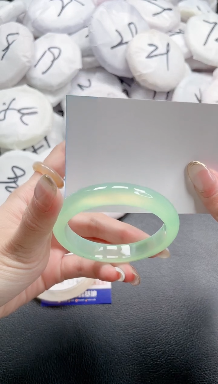 【闪购商品】石英质玉手镯未镶嵌26J159-51