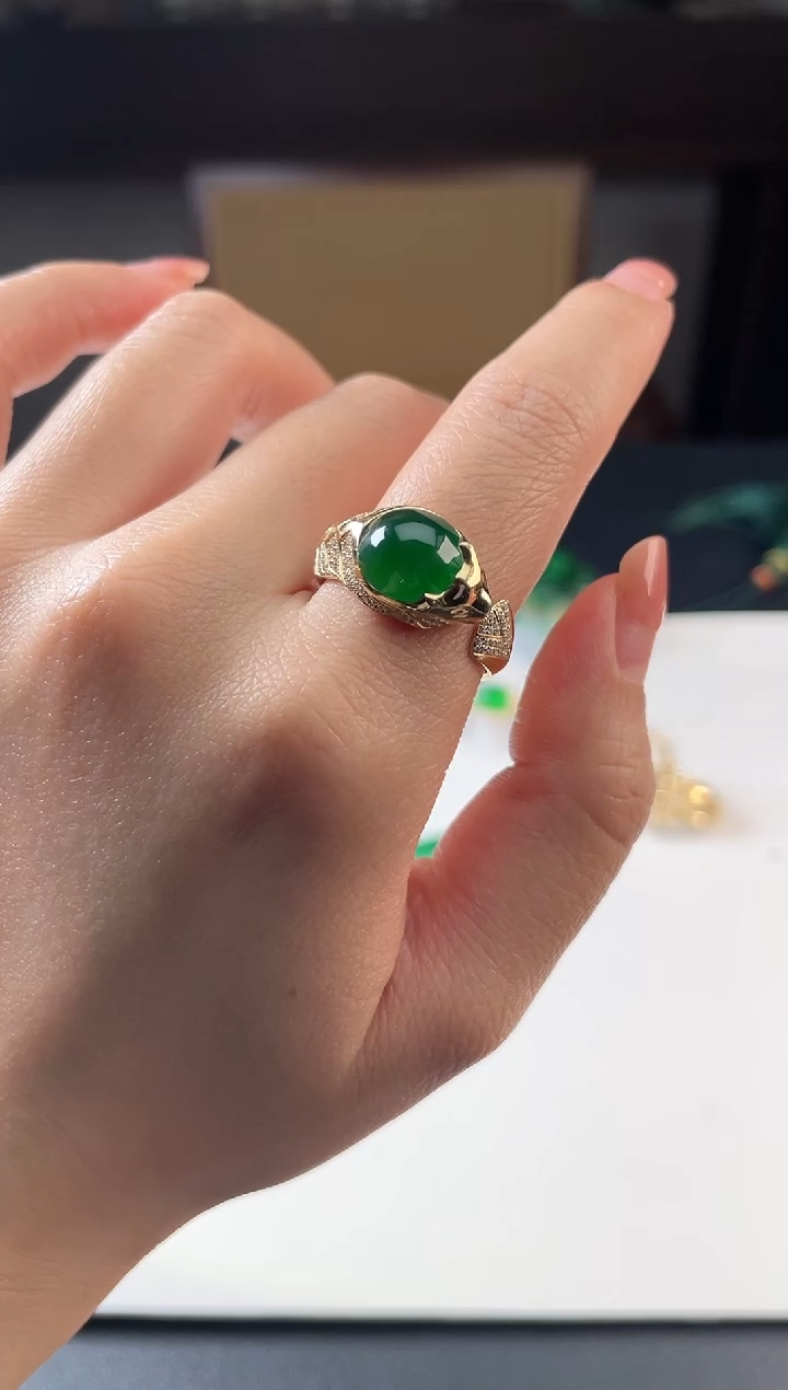 18K金镶嵌戒指翡翠帝王绿芭蕉龙戒指