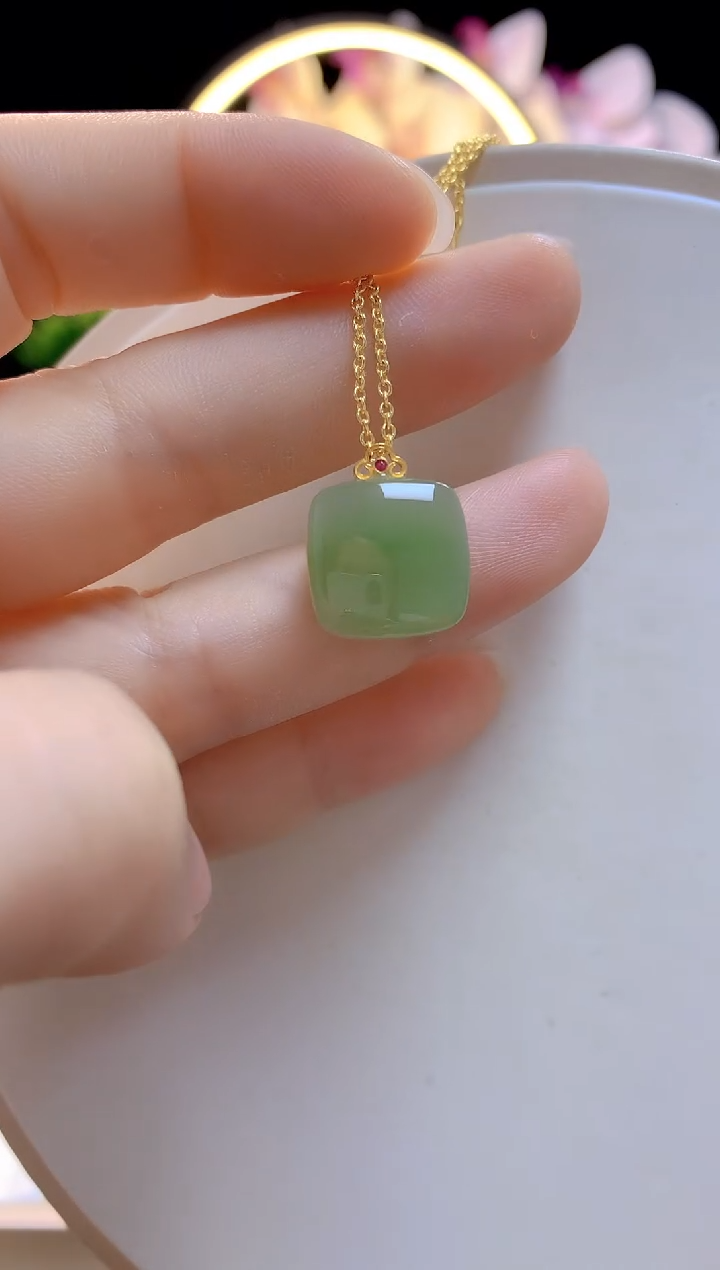 和田玉18K金镶嵌吊坠(赠链)翠青小方糖