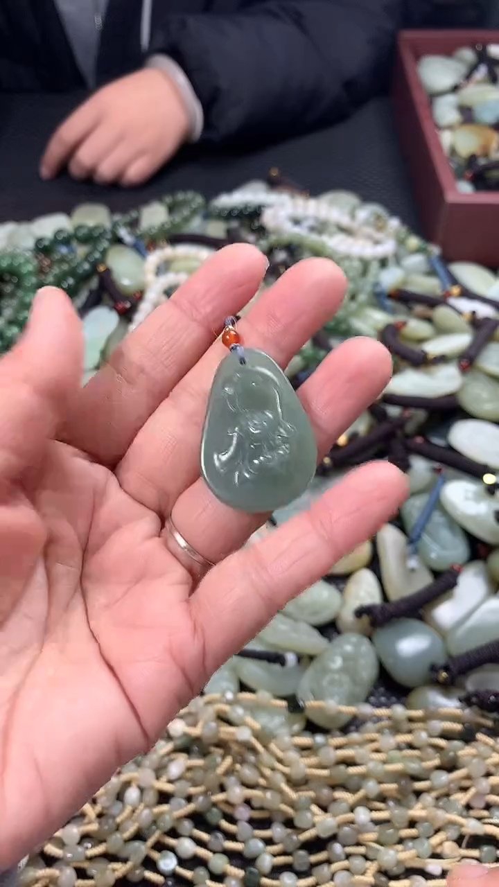 颈饰未镶嵌和田玉（多样性发一件）没有证书有瑕