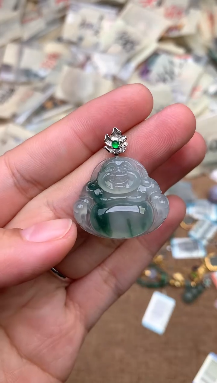 18K金镶嵌挂件翡翠一