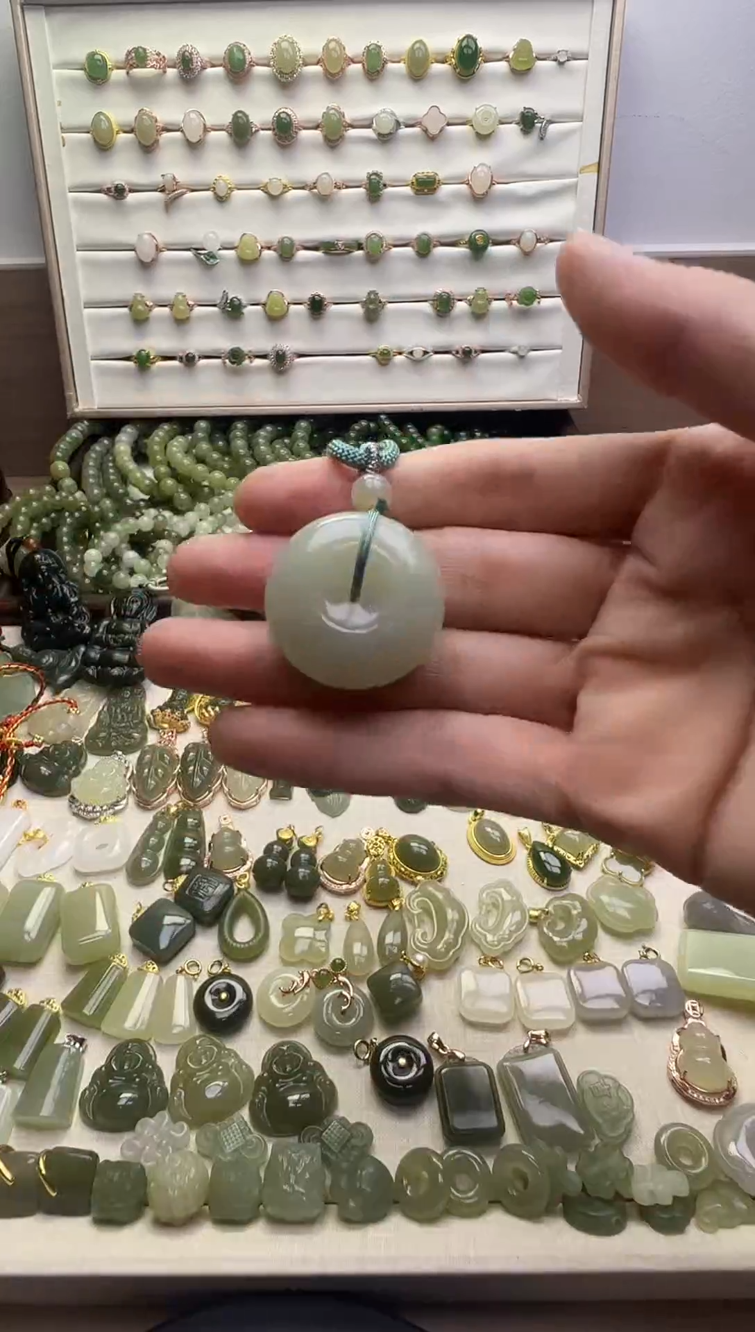 毛衣链未镶嵌和田玉微****?平安扣小瑕疵