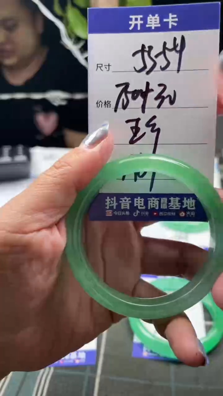 无非金属缅区原矿手镯手工艺现场