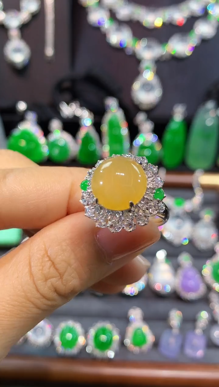 18K金镶嵌戒指翡翠戒指