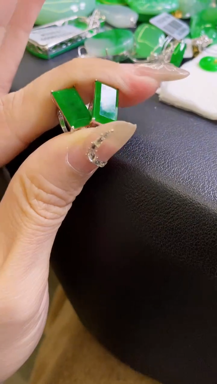 【闪购商品】定制翡翠18K金镶嵌耳饰