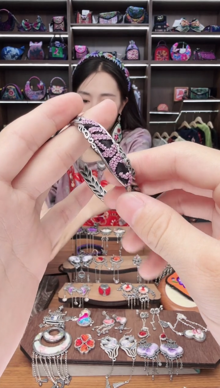 织绣97蒙阿苏苗绣传承店