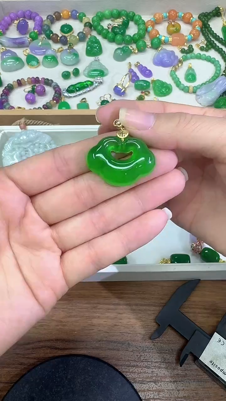 颈饰未镶嵌翡翠冰绿祥云