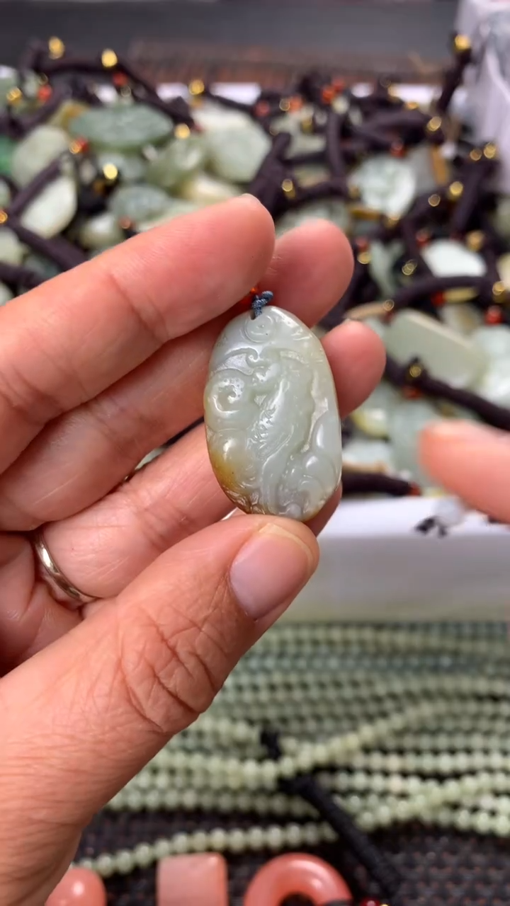 【闪购商品】和田玉颈饰未镶嵌多样性发货没有证书拍一发一有瑕