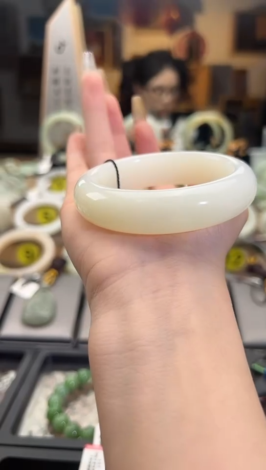 【闪购商品】和田玉手镯未镶嵌且末料金山白玉手镯1