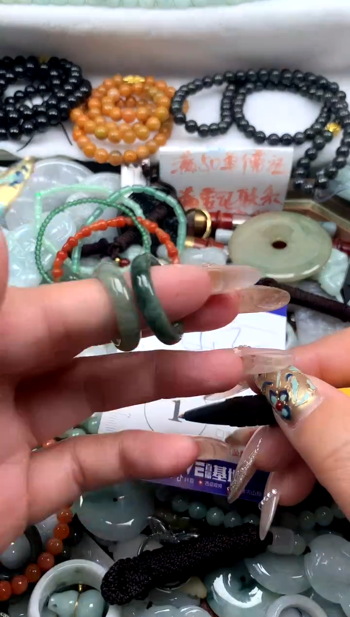 颈饰未镶嵌翡翠福利不退换，微瑕不影响佩戴介意勿拍！