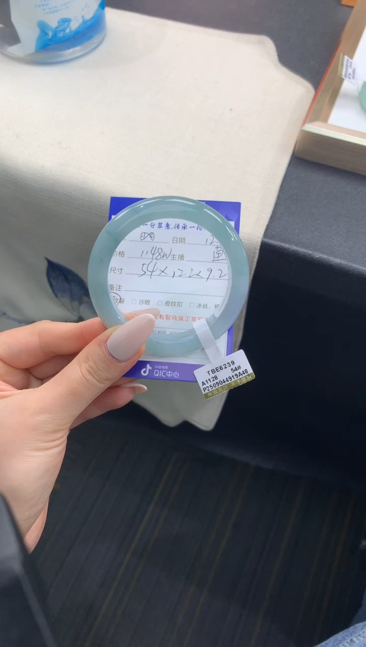 未镶嵌手镯翡翠?退货需手镯吊牌标签完好