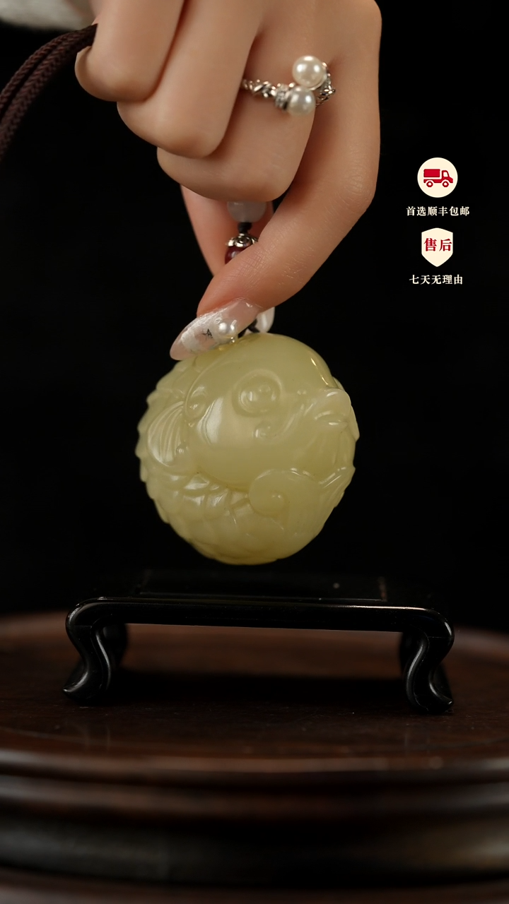 云南石竹叶青雕刻：年年有余