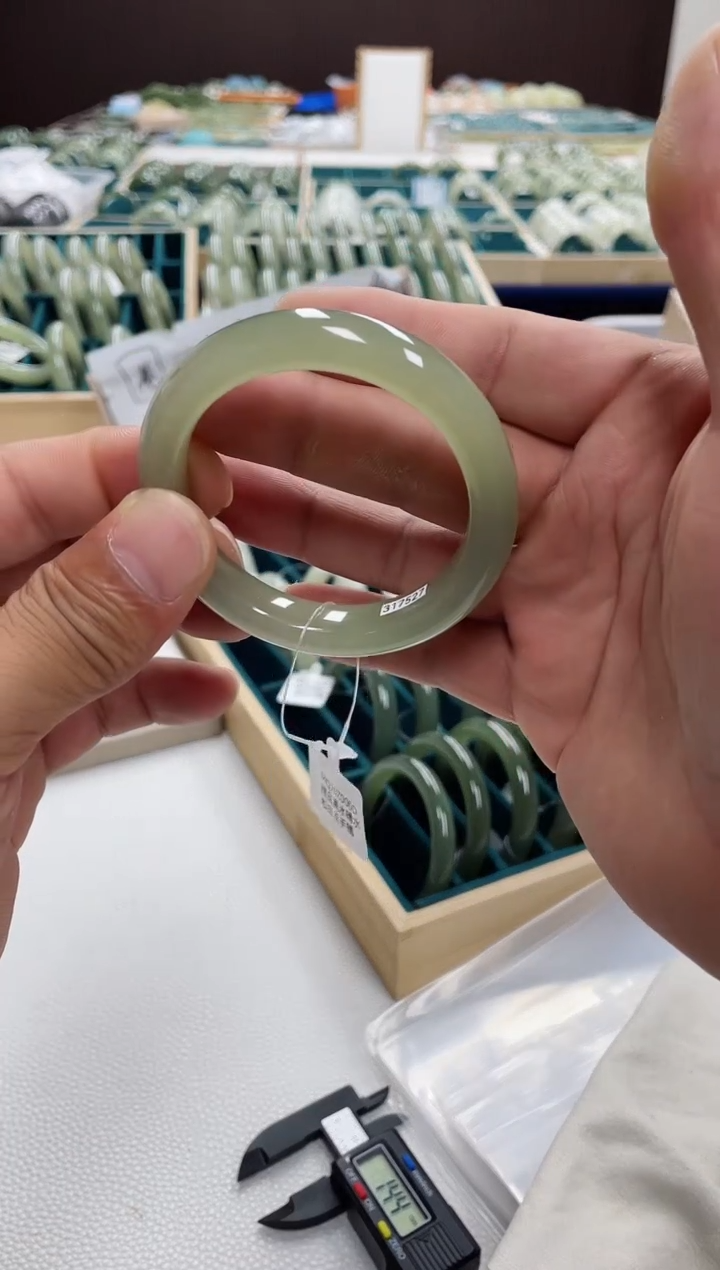 和田玉手镯未镶嵌和田玉手镯