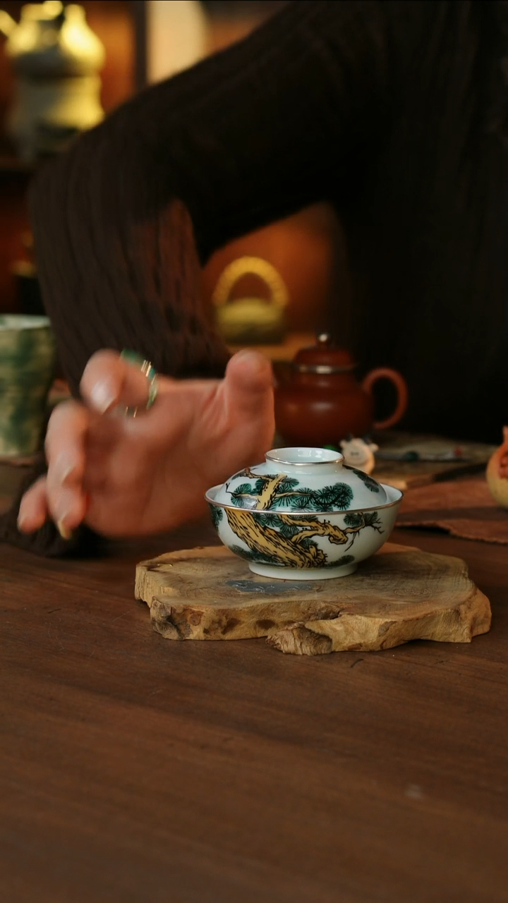 包银松树大扁盖碗.