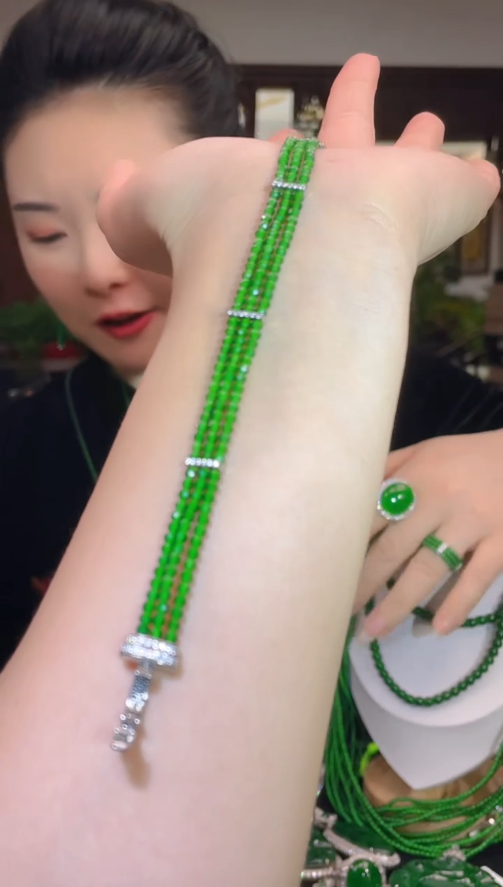 【闪购商品】翡翠吊坠(不含链)未镶嵌多样性发其一