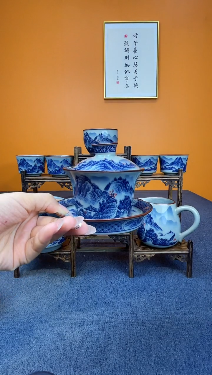 简*景德镇釉里红盖碗