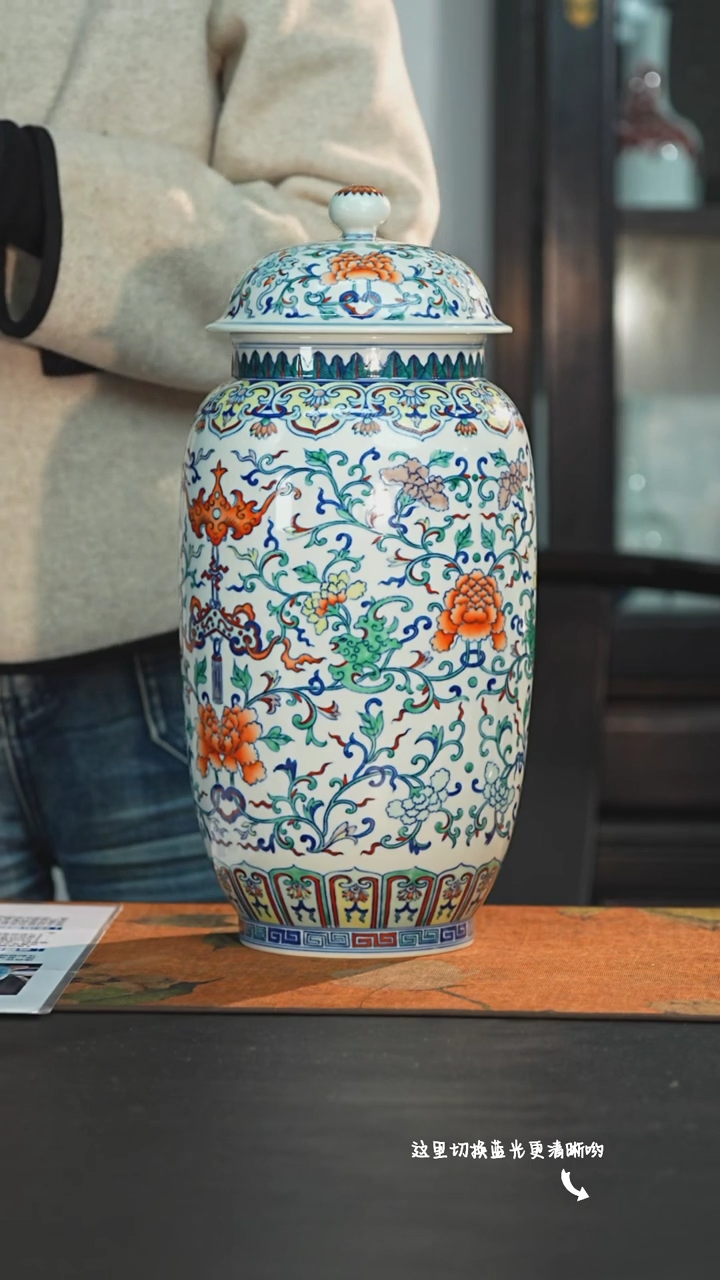 【闪购商品】馆藏级斗彩女将军—涂杏花大师