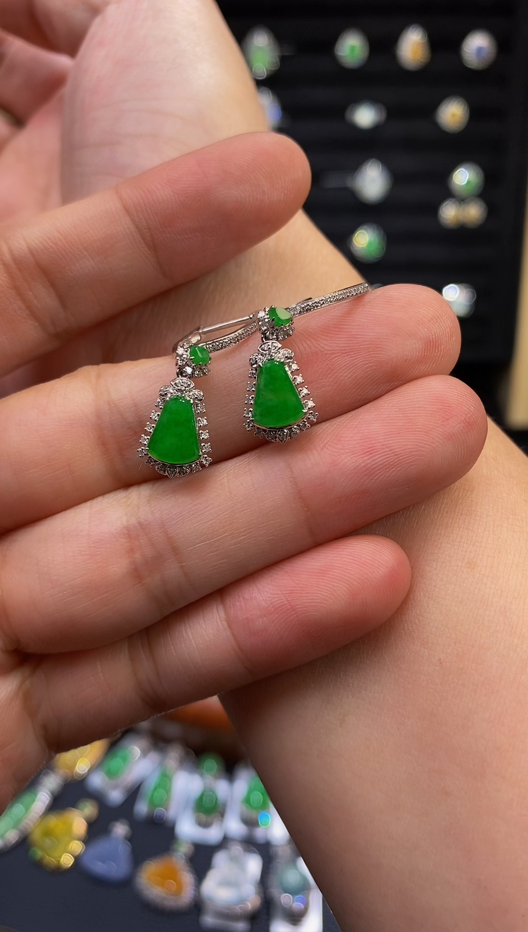 翡翠18K金镶嵌耳饰高冰阳绿无事牌耳包