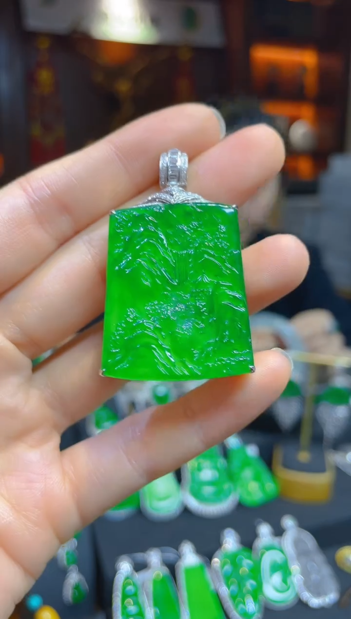 【闪购商品】翡翠颈饰18K金镶嵌118803天然A货翡翠山水牌