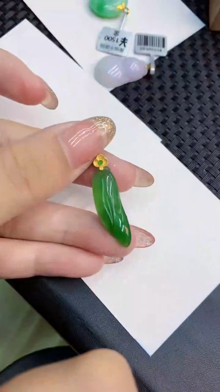 翡翠18K金镶嵌颈饰            8